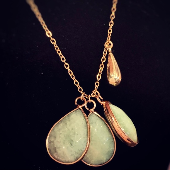 NEW Meghan Markle Inspired Genuine Aventurine Gemstone Pendant Goldtone Necklace - Picture 6 of 9